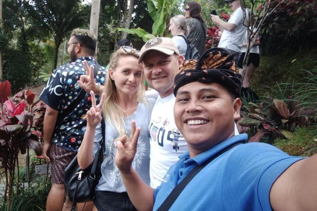 skupina lidí pózujících pro fotografii