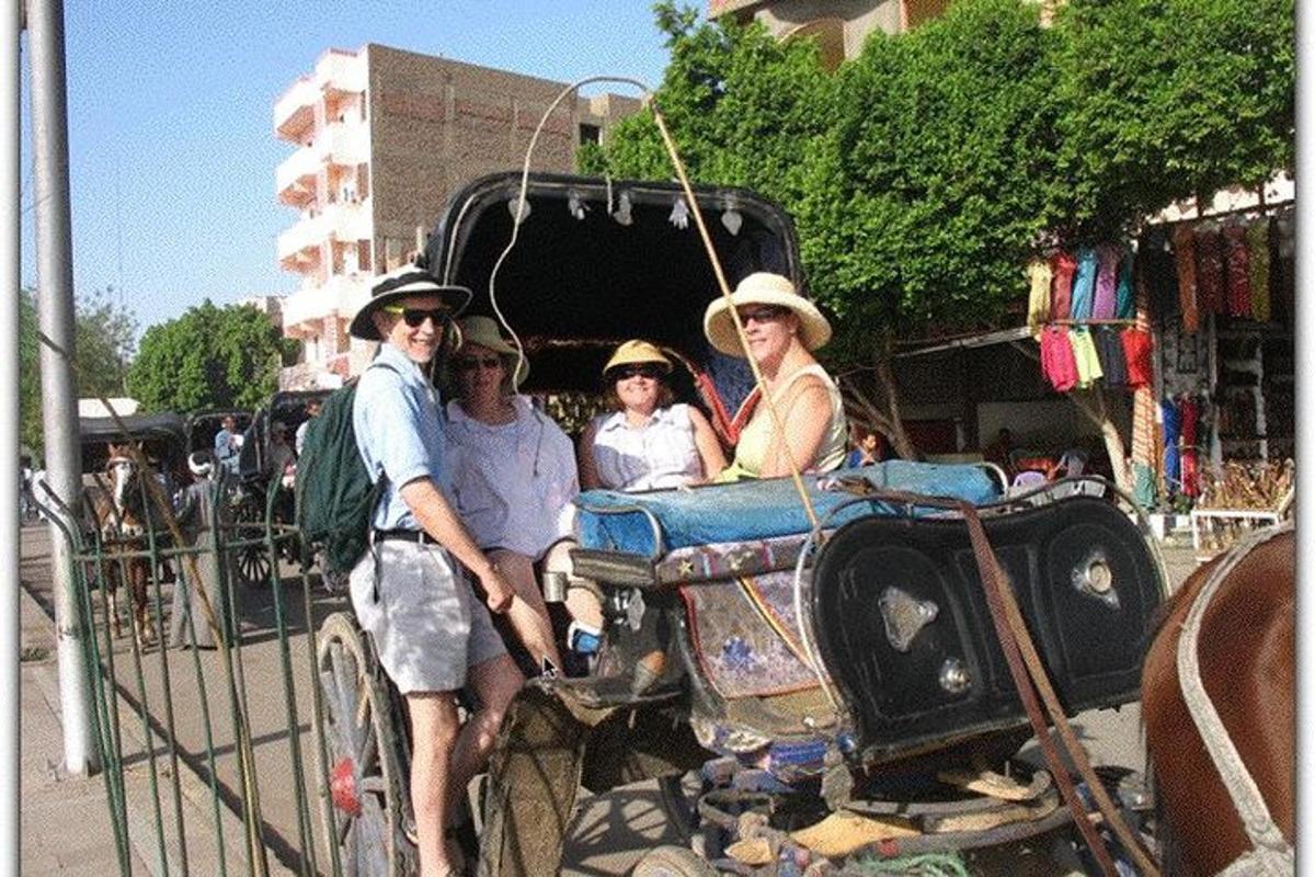 Un grupo de personas de pie junto a un coche viejo.