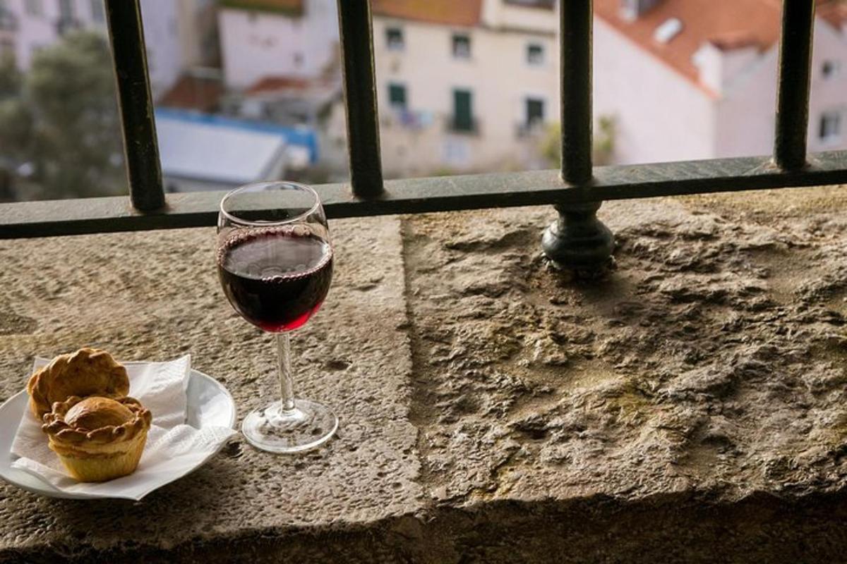 Glas af víni og köku á gluggakistunni
