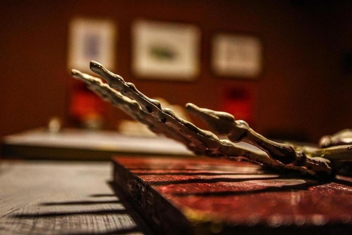 книга, що лежить на столі
