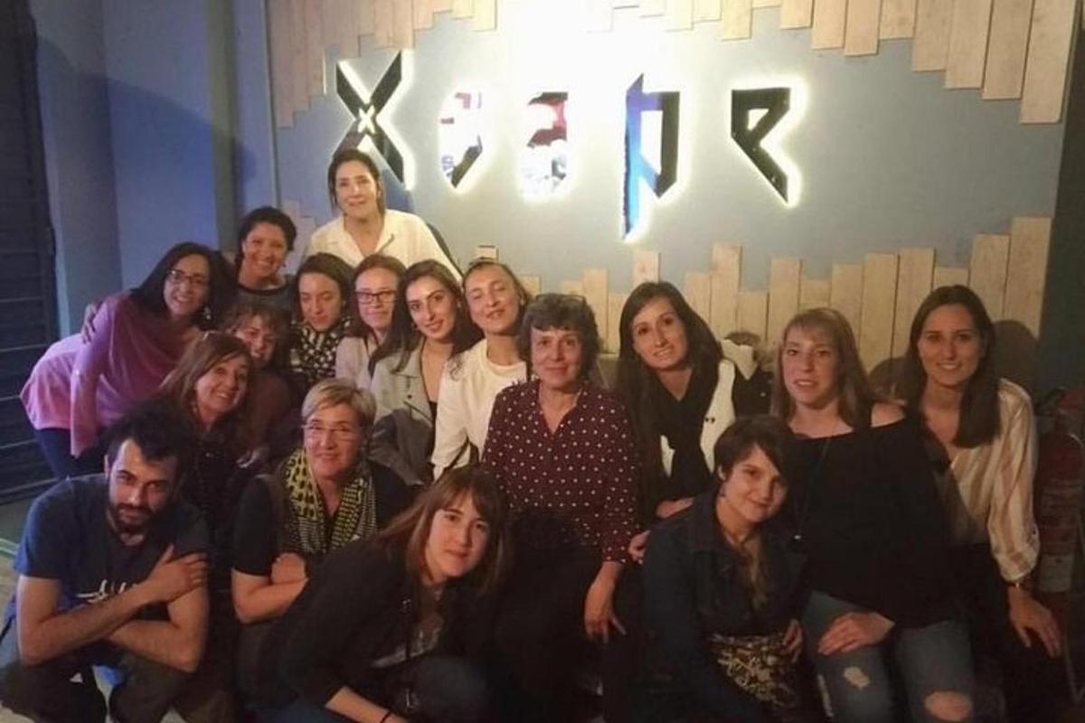 група људи позира за фотографију