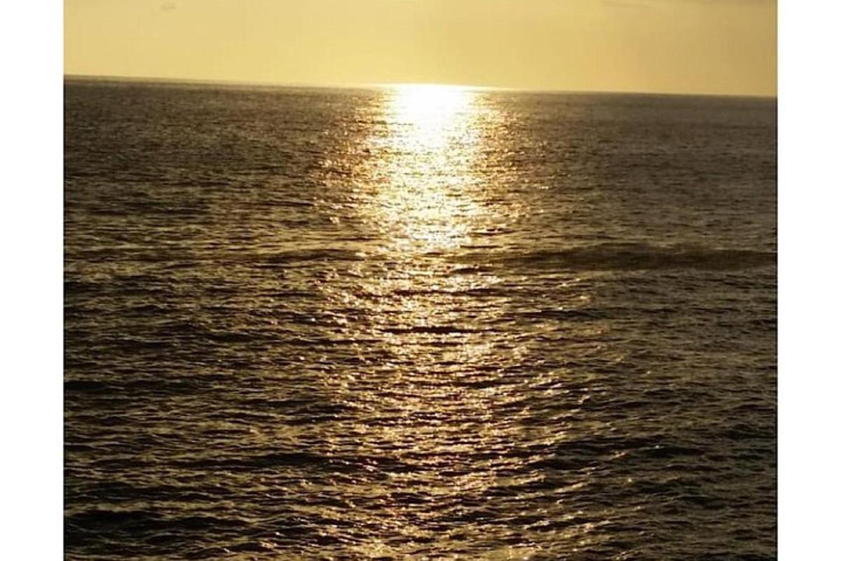 slika sončnega zahoda nad oceanom