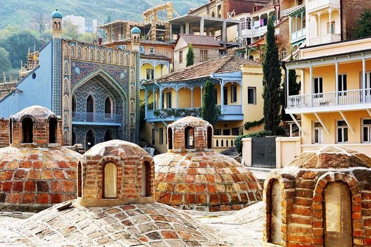 μια ομάδα κτιρίων και θόλων σε μια πόλη