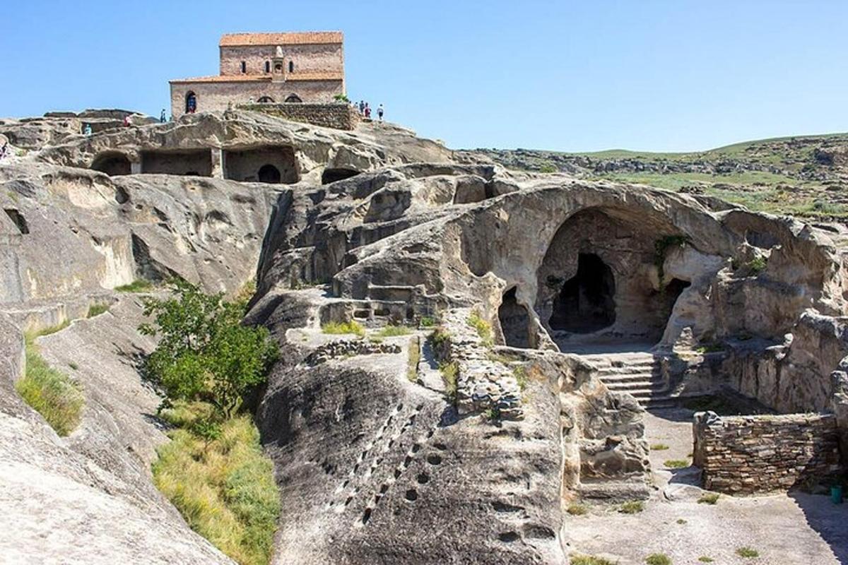 un edificio in cima a una montagna rocciosa