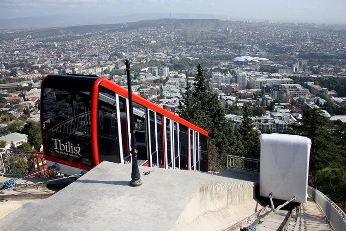 ένα λεωφορείο είναι παρκαρισμένο στην κορυφή ενός βουνού
