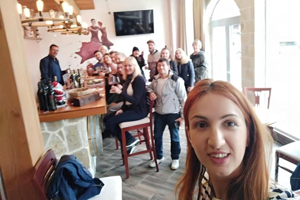 žena stojící před skupinou lidí