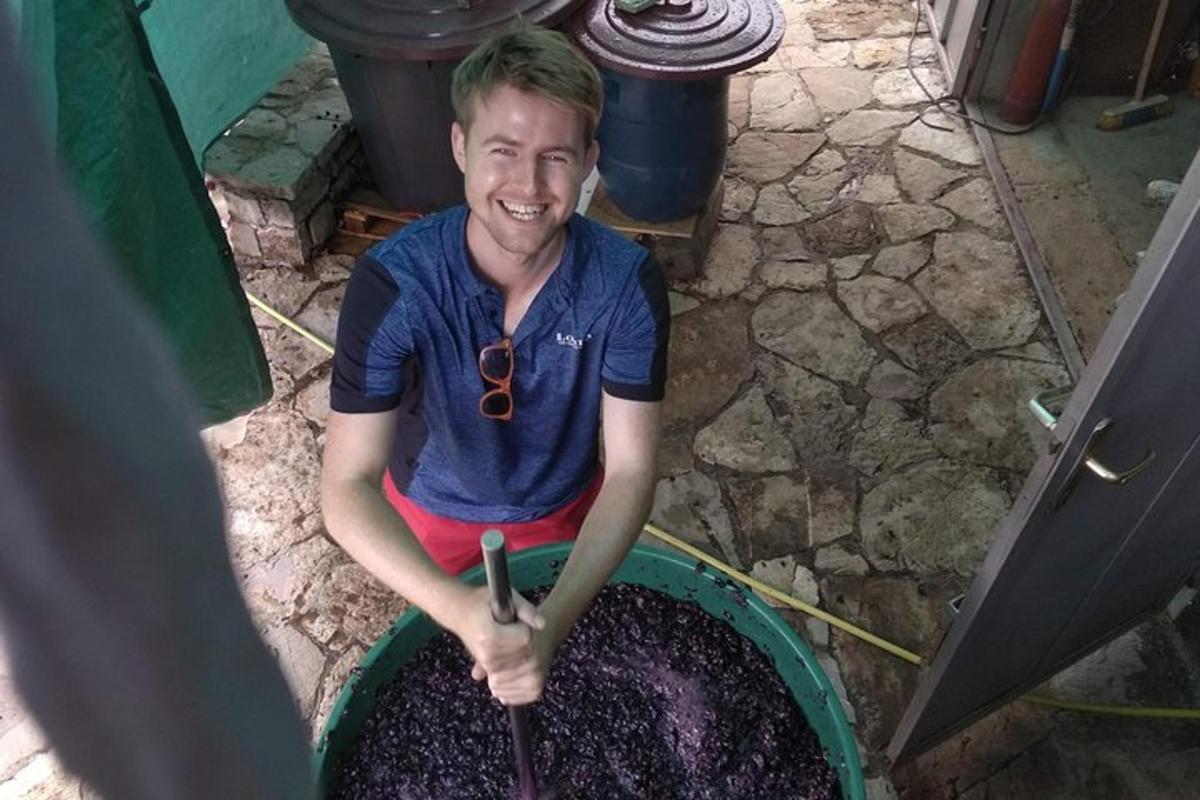 mladý muž držící lopatu v kbelíku s vodou