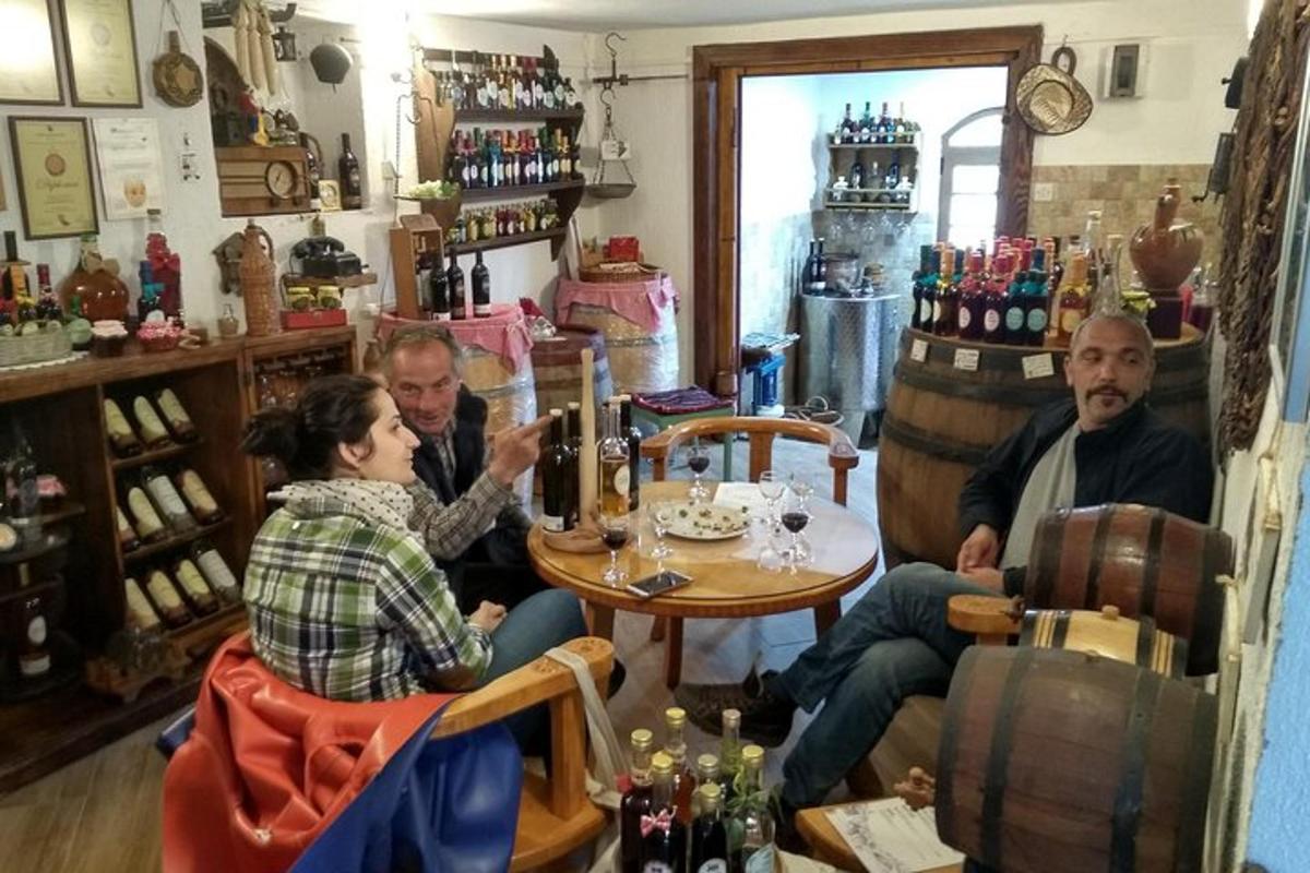 hópur fólks situr við borð á bar