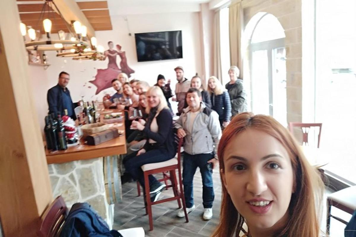 hópur fólks sem stendur í herbergi