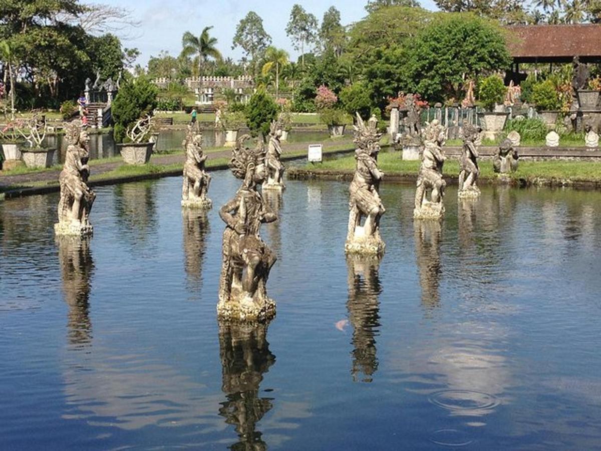 sekumpulan patung di dalam air di tanah perkuburan
