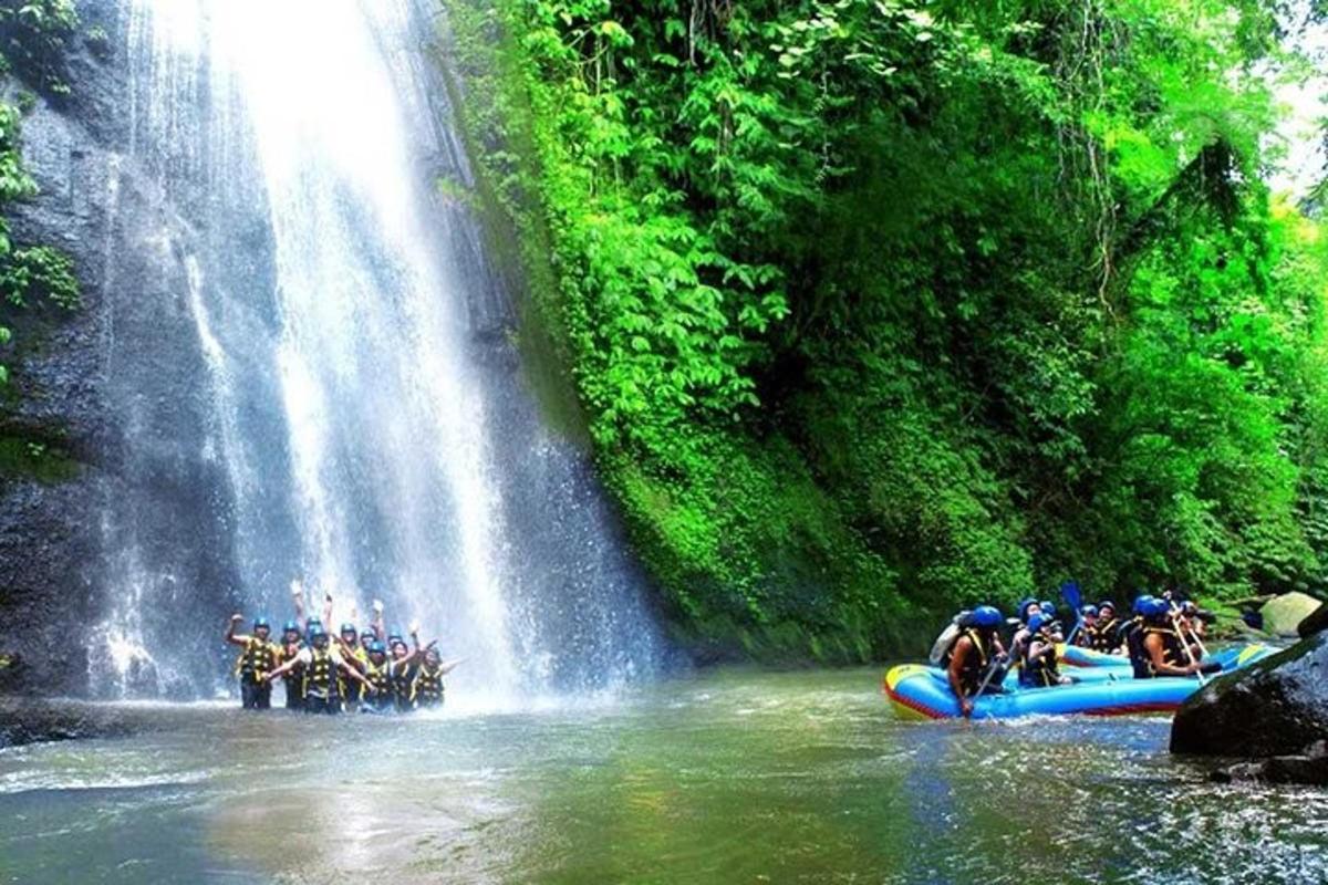 un gruppo di persone su una zattera di fronte a una cascata