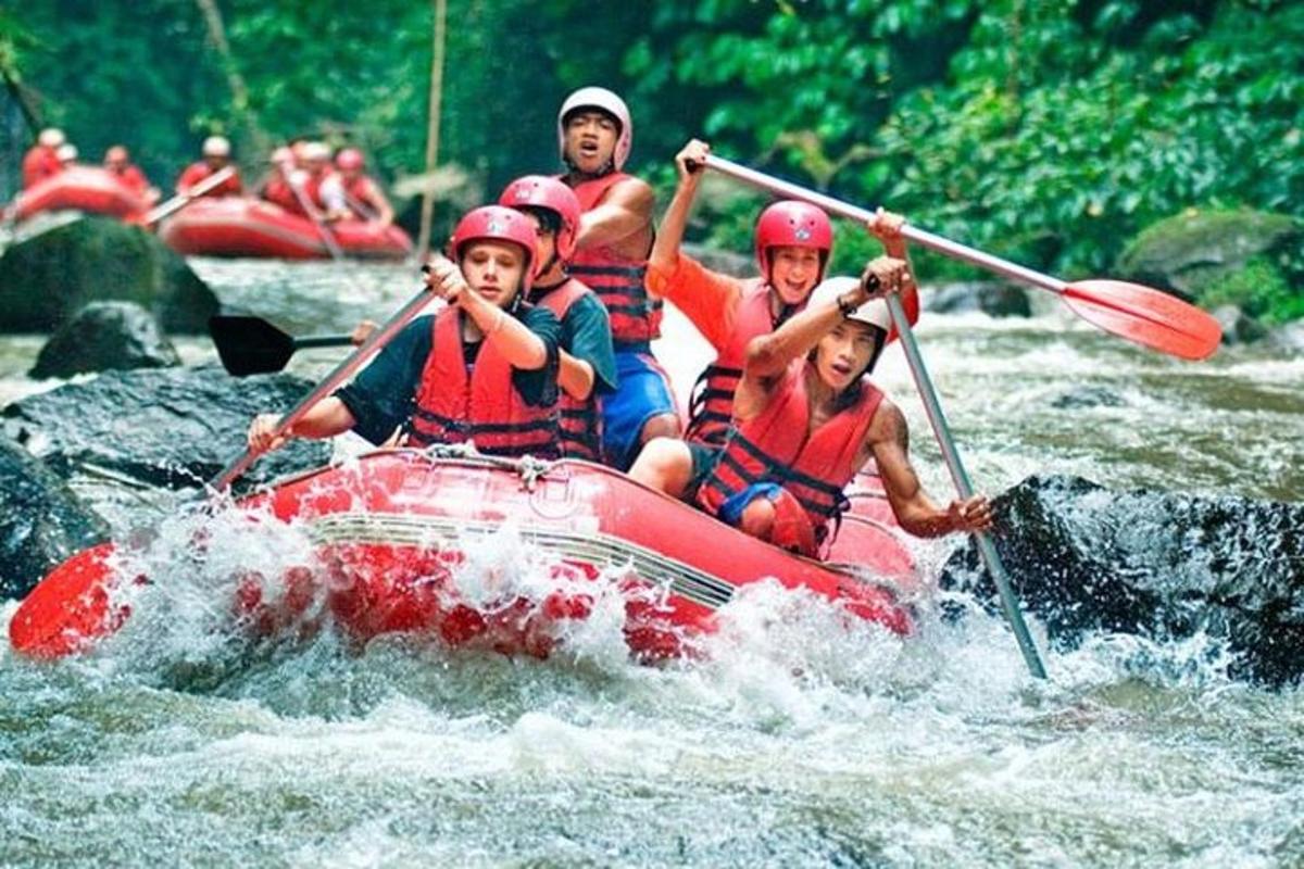 un gruppo di persone su una zattera su un fiume