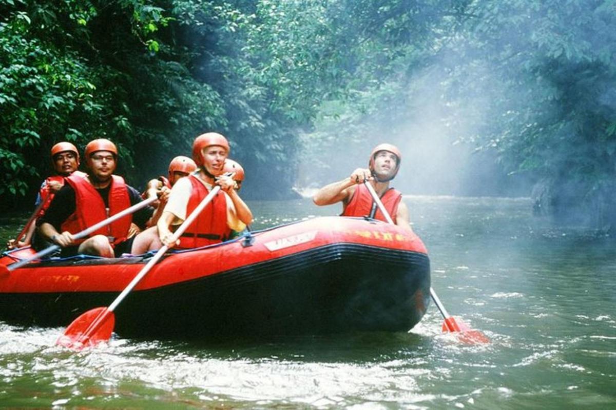 un gruppo di persone su una zattera su un fiume