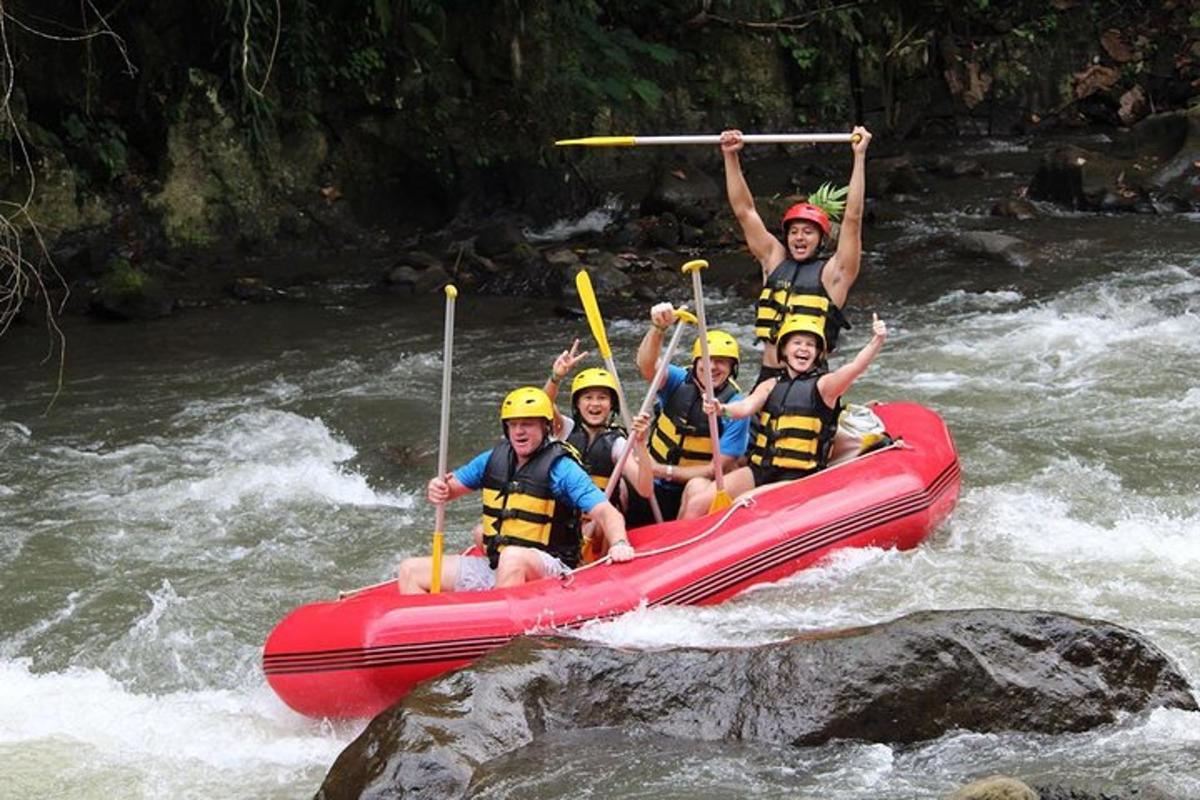 un gruppo di persone su una zattera in un fiume