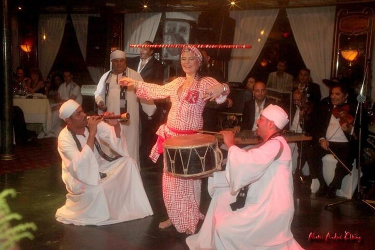 امرأة تعزف على الطبل ومجموعة من الناس