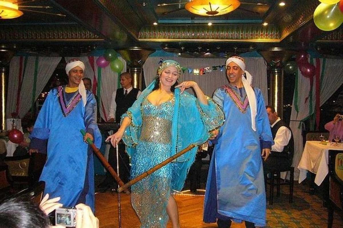 مجموعة من الأشخاص يقفون على حلبة الرقص