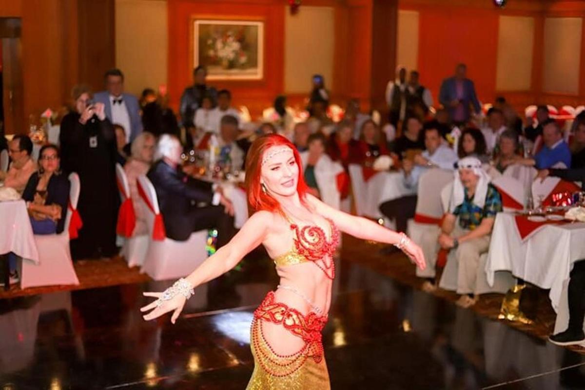 امرأة ترقص على حلبة الرقص في حفلة