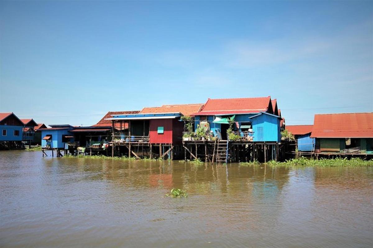 sekumpulan rumah yang duduk di atas sungai