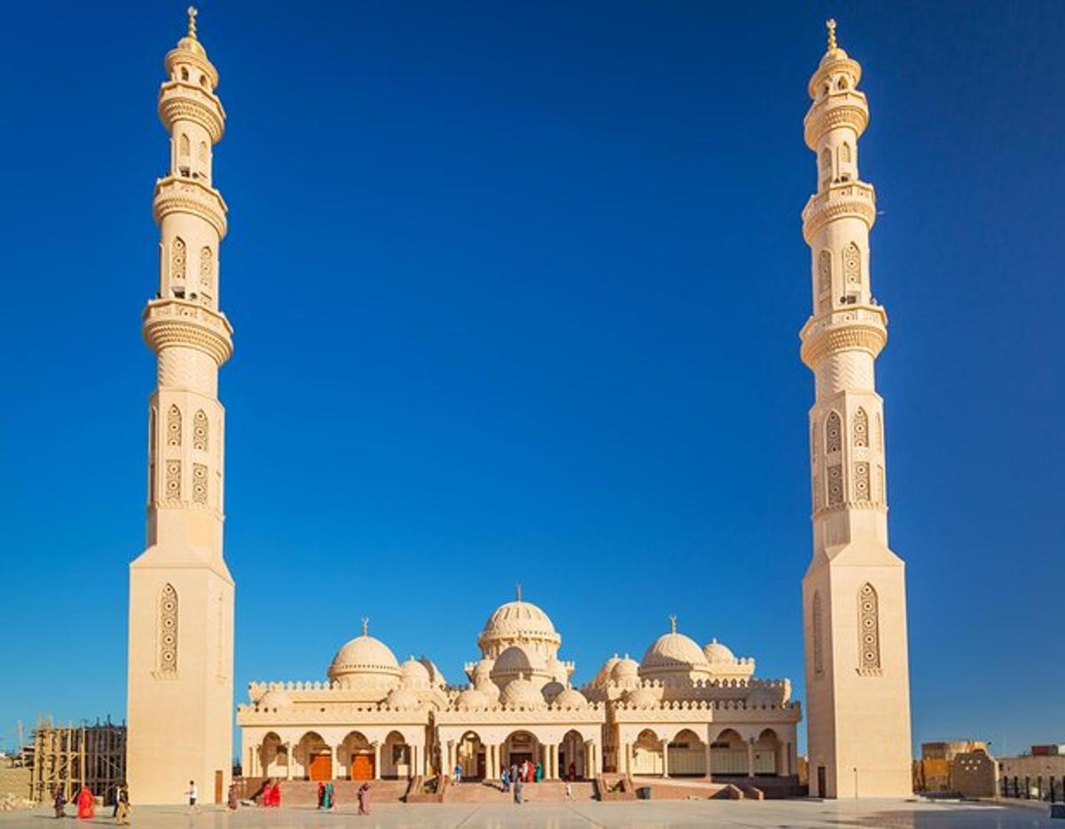sebuah masjid dengan dua menara tinggi di hadapannya