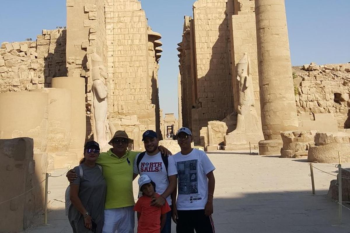 un grup de persones dempeus davant d'un temple