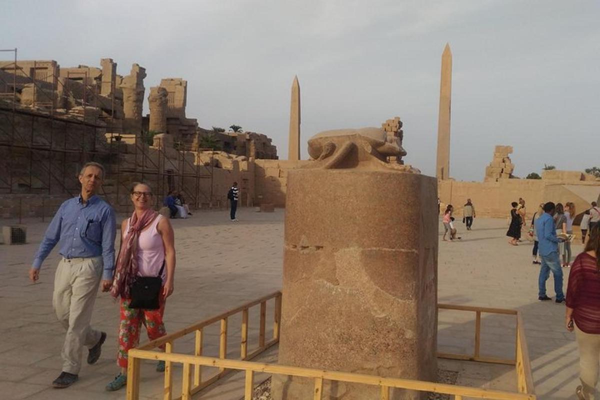 un home i una dona drets al costat d'un monument
