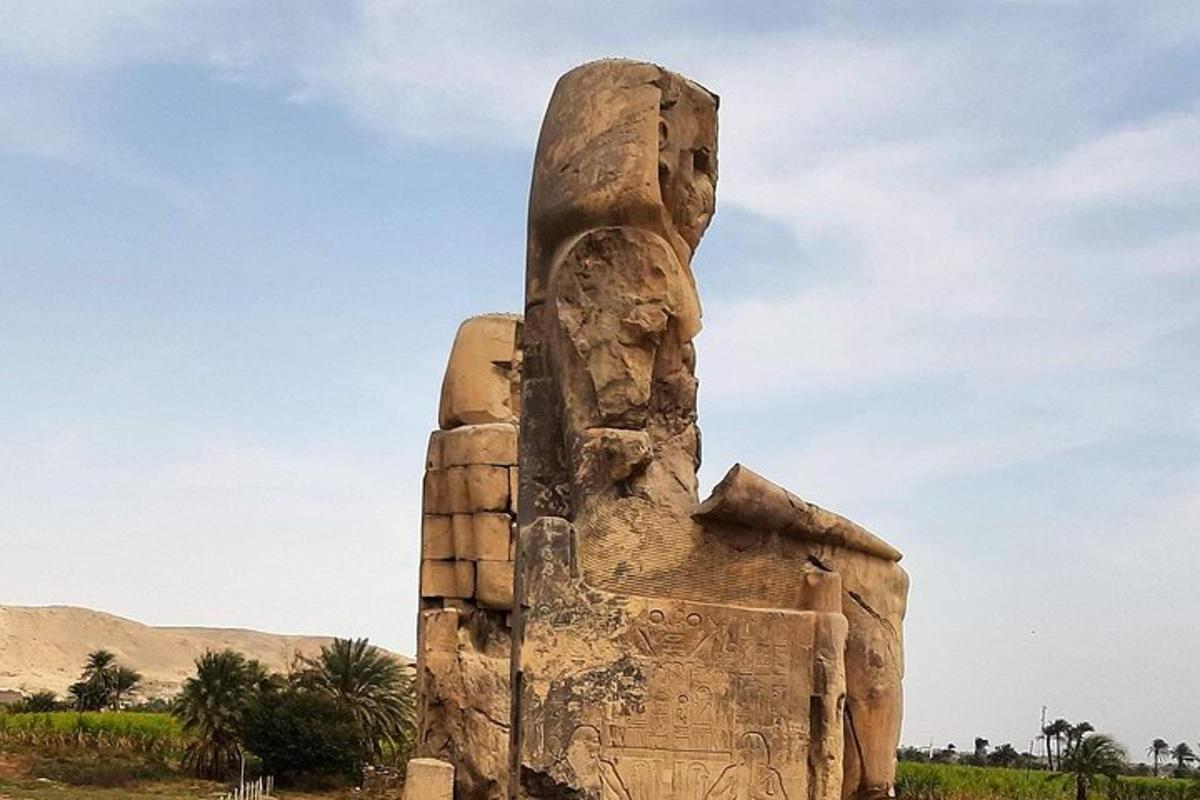 una estàtua d'una esfinx al desert