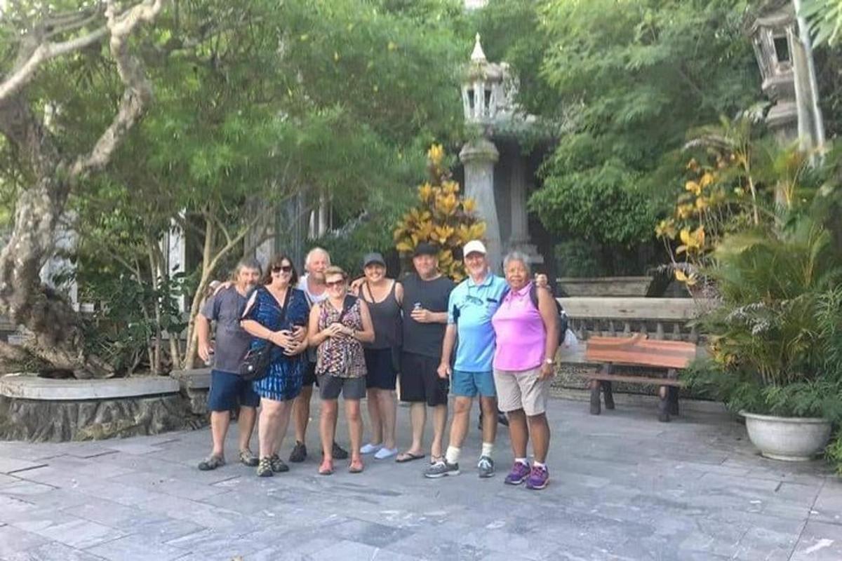 un gruppo di persone in posa per una foto in un parco