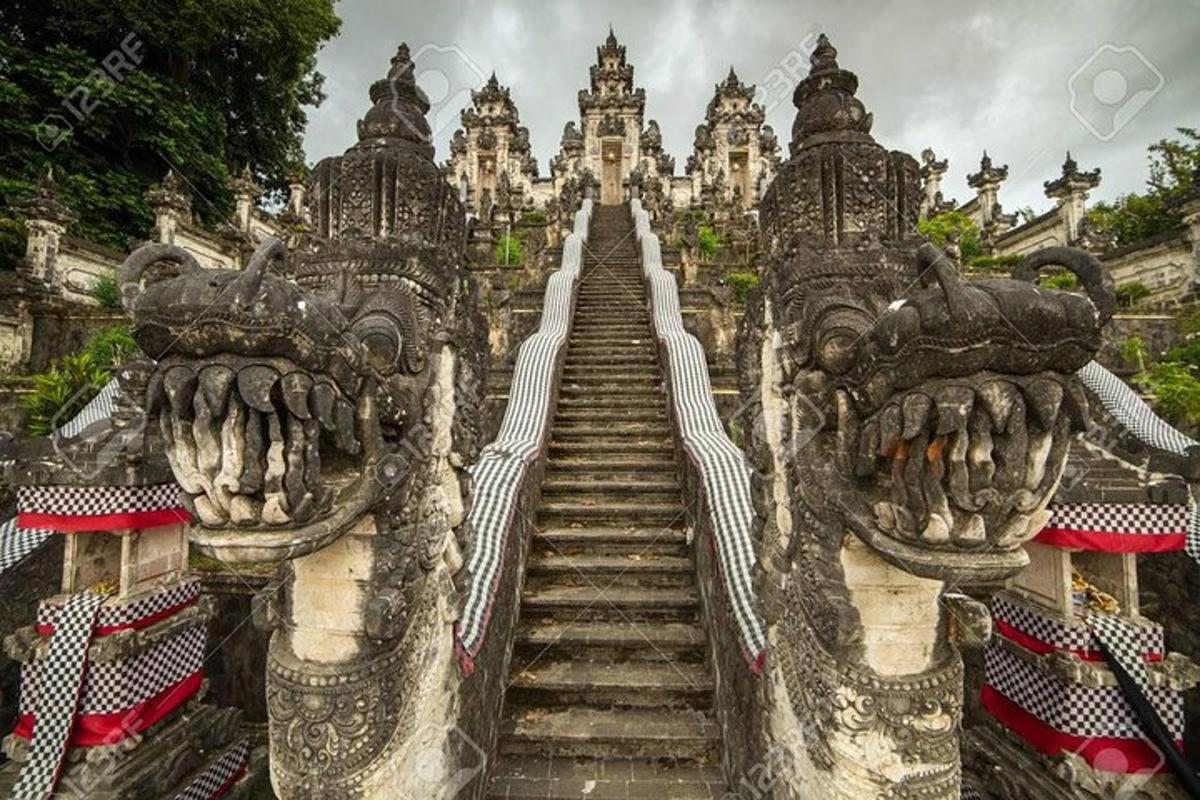 una escalera que conduce a un antiguo templo