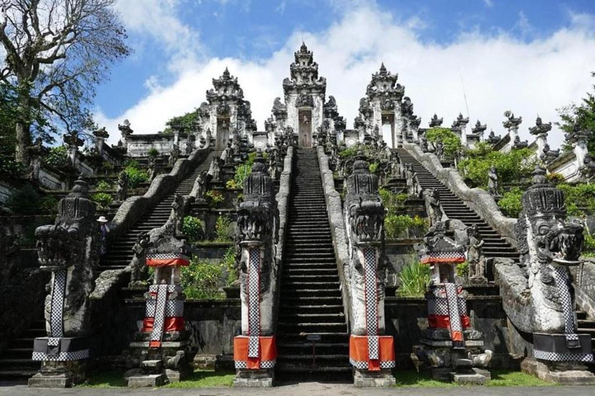 Un grupo de escaleras que conducen a un templo.