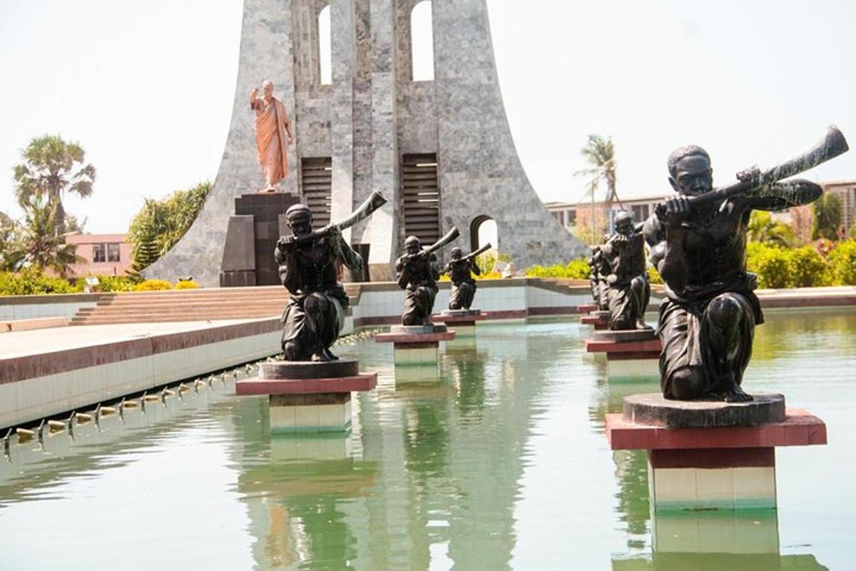 skupina soch sedící ve vodě před monumentem