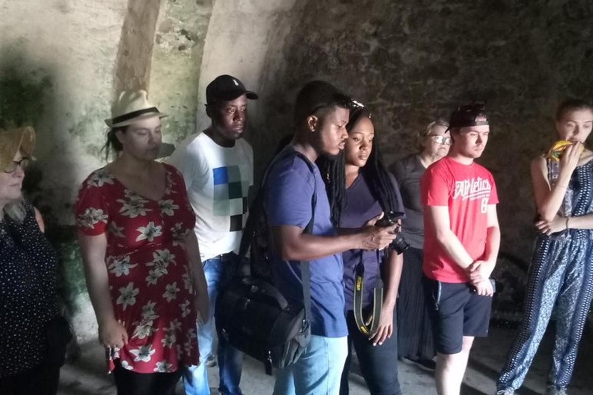 un gruppo di persone in piedi una accanto all'altra