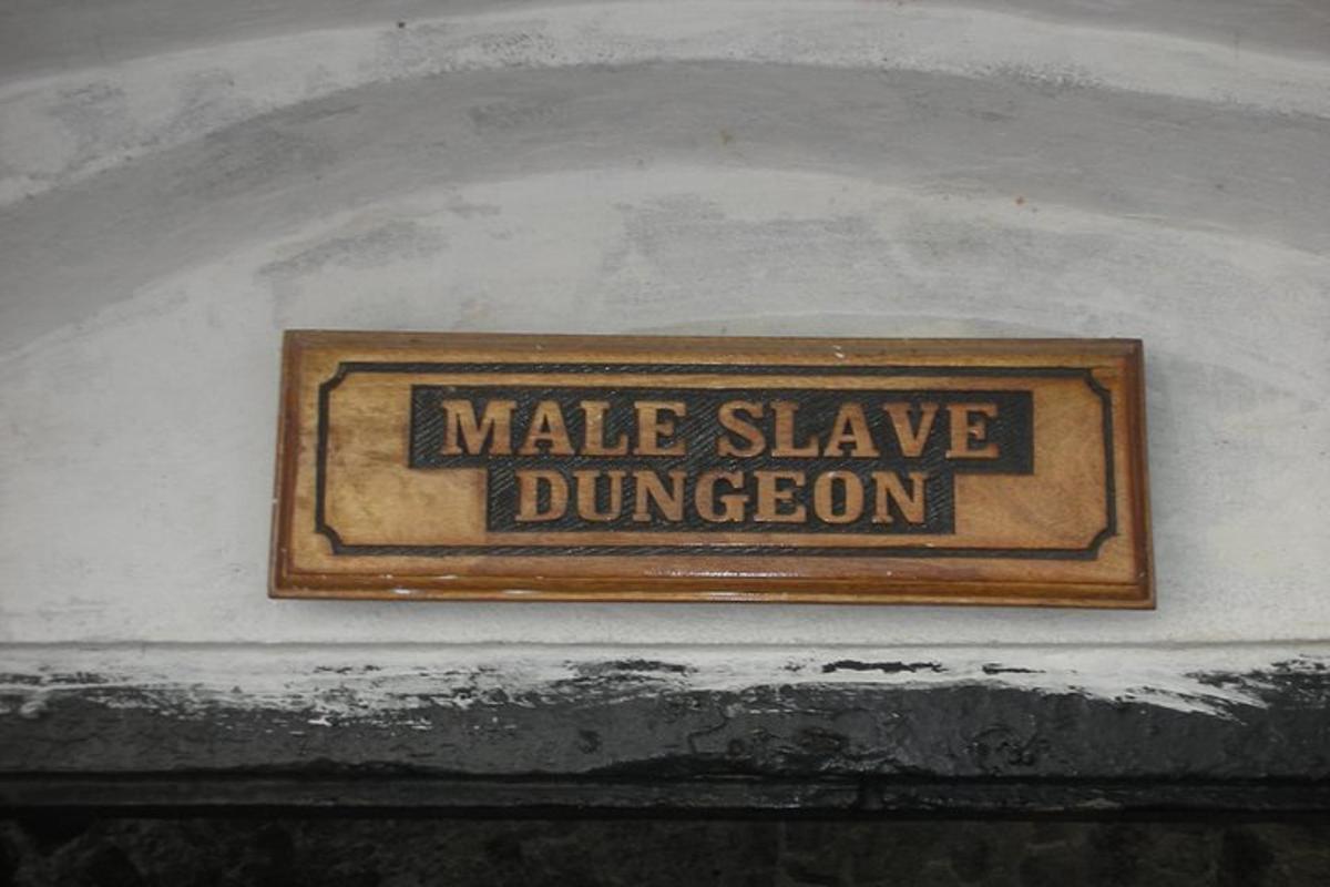 cedule na zdi s restaurací Make Shave