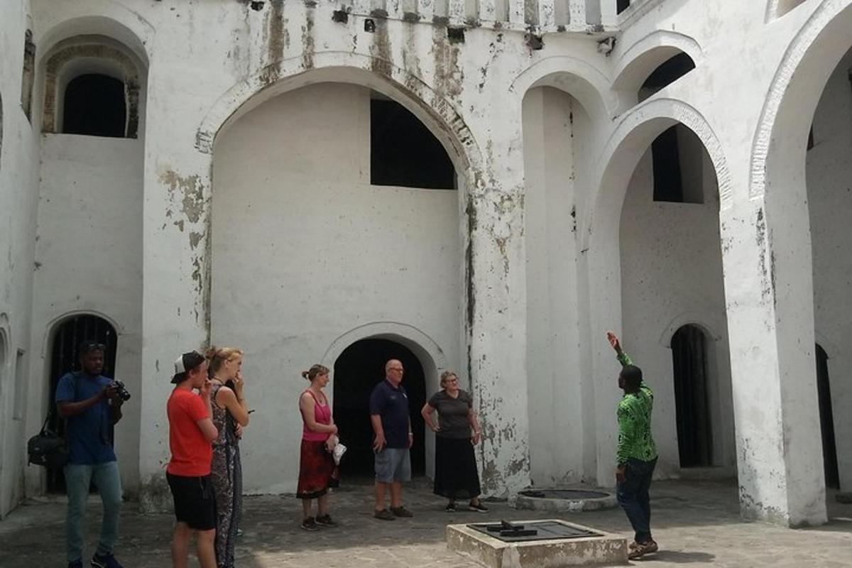 um grupo de pessoas em pé do lado de fora de um prédio