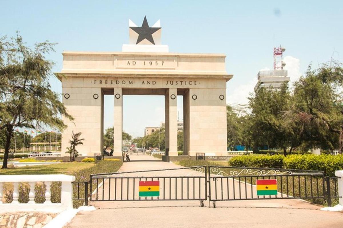 sebuah monumen besar dengan bintang di atasnya