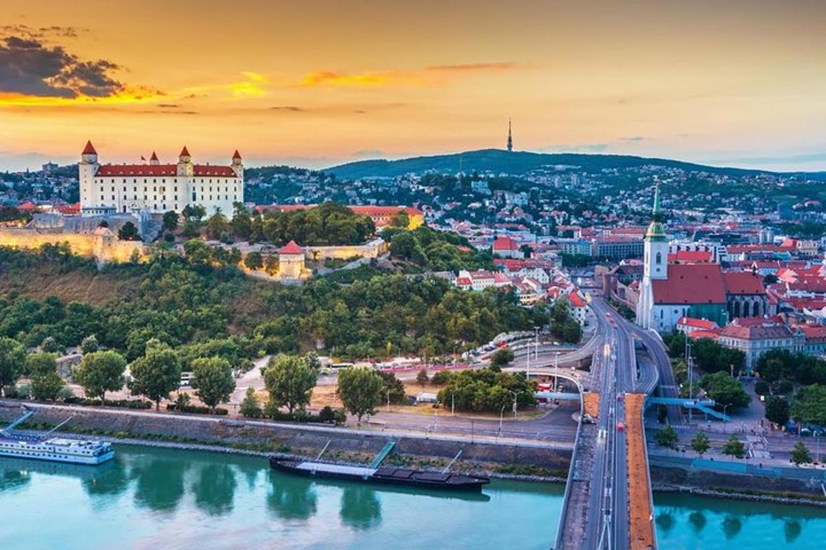 uma vista de uma cidade com um rio e uma ponte