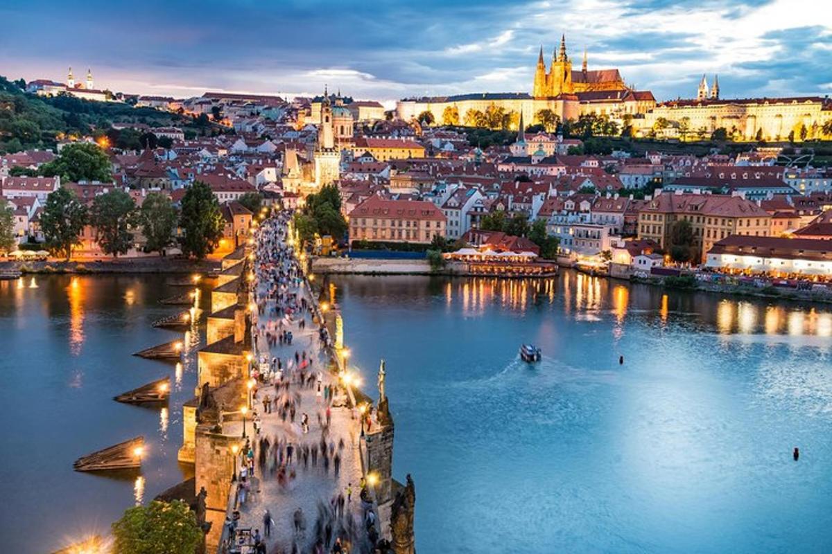 pohled na město s řekou a budovami