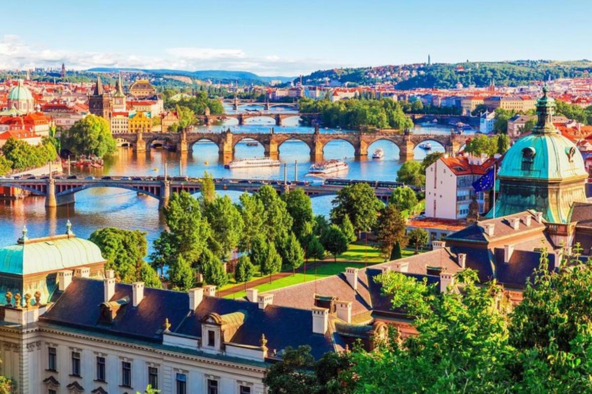 pohled na město s řekou a mostem