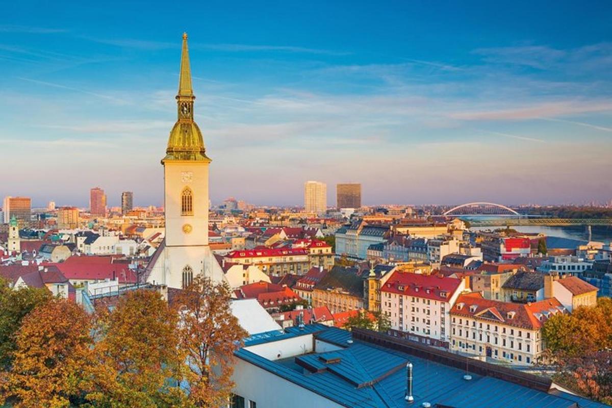 uma vista de uma cidade com uma torre do relógio
