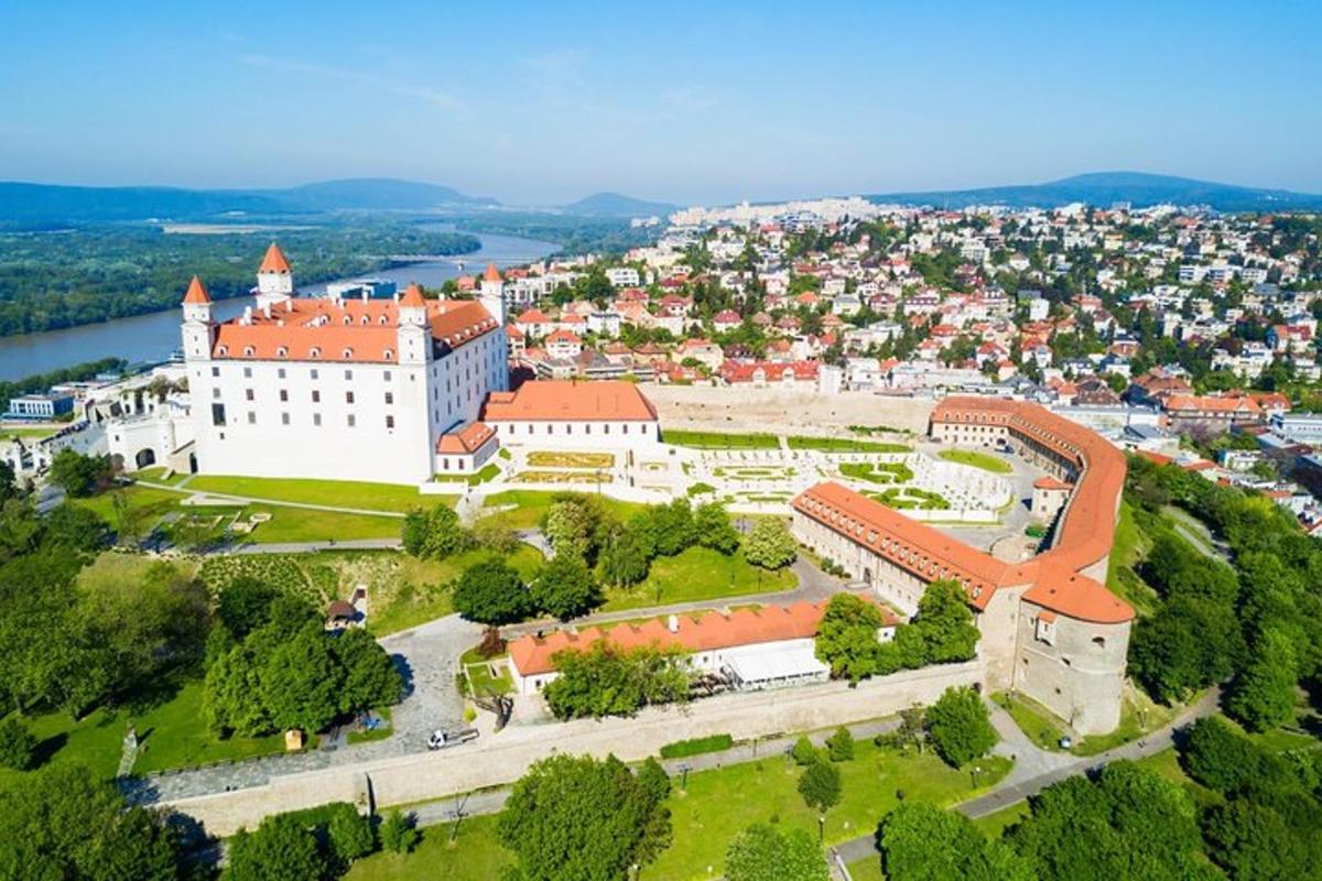 letecký pohled na hrad a město