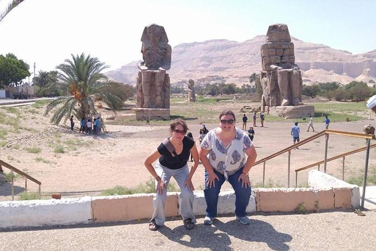 un uomo e una donna in piedi davanti a un monumento