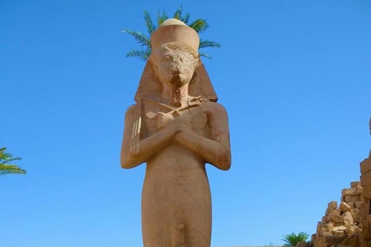 una statua di una donna che tiene in mano un'aorah
