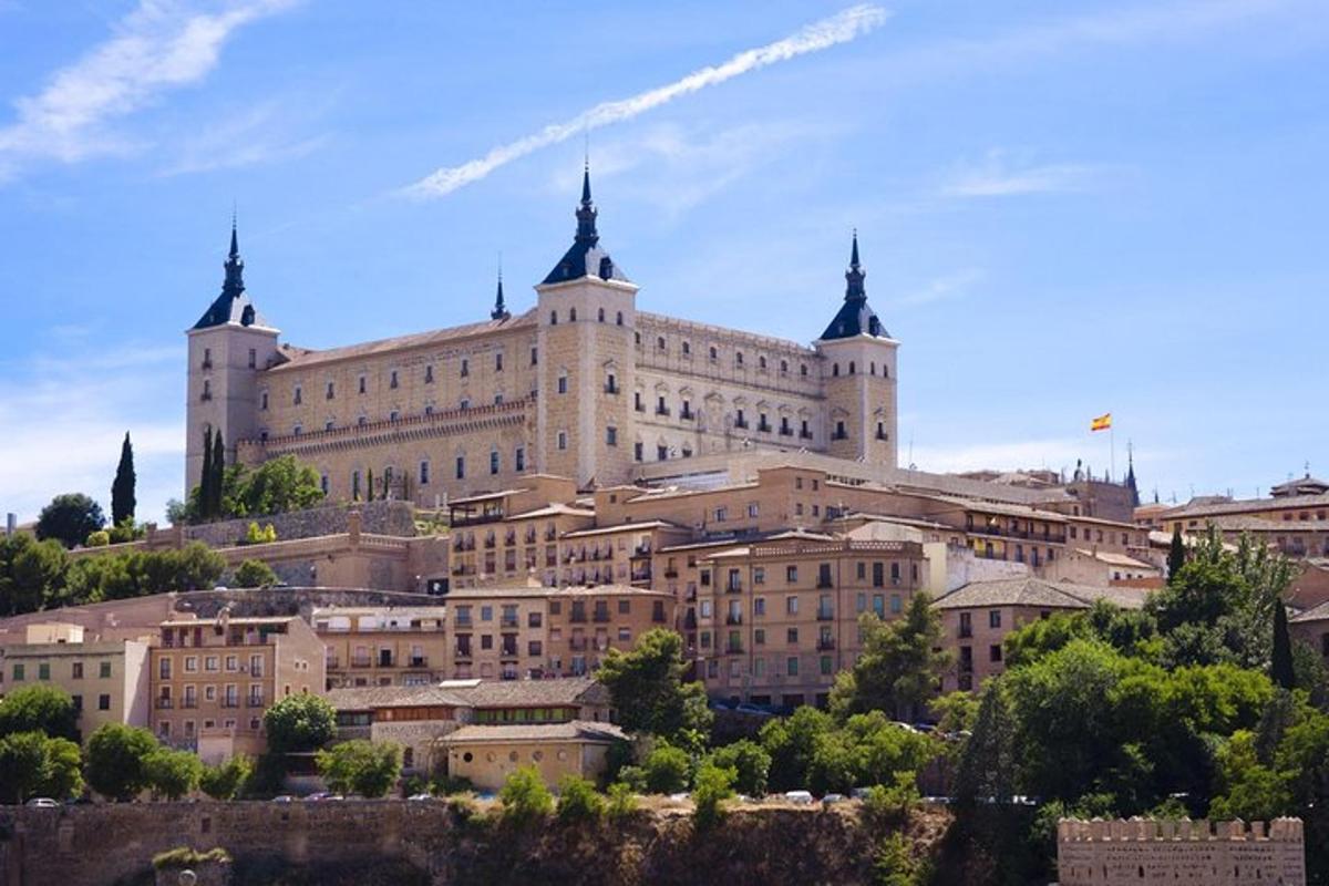 um grande edifício situado no topo de uma colina