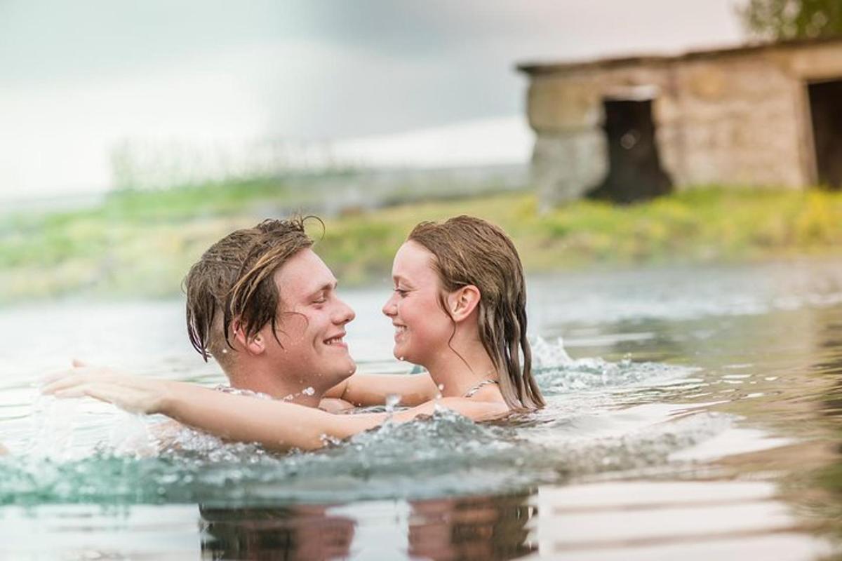 un uomo e una donna stanno nuotando nell'acqua