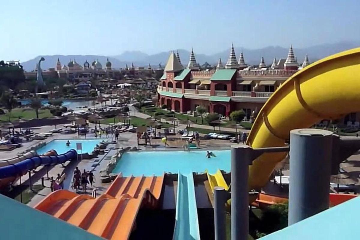 pohled na aquapark se skluzavkou
