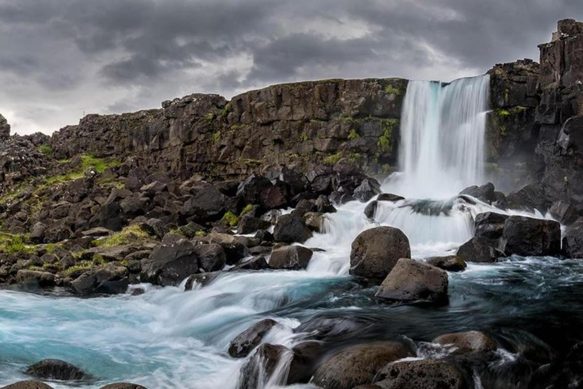 una cascata sul lato di un fiume con rocce