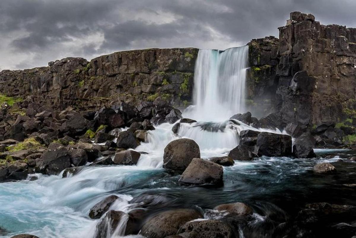 una cascada en la orilla de un río con rocas