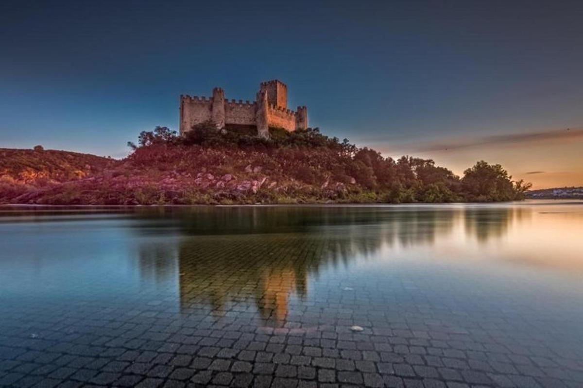 um castelo em uma ilha no meio de um corpo d'água