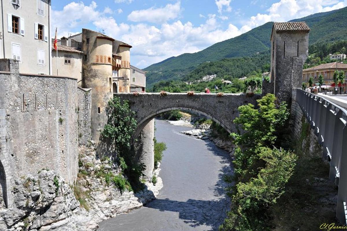 stari most preko rijeke u gradu