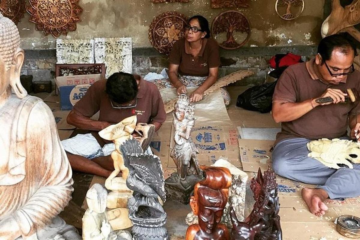 un gruppo di persone sedute sul pavimento che formano una statua