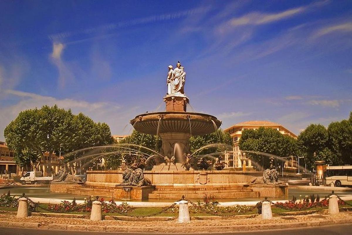 una fuente con una estatua encima